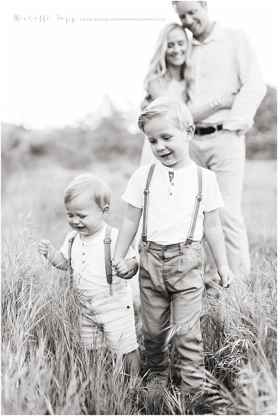 family photographer black and white picture oh happy family