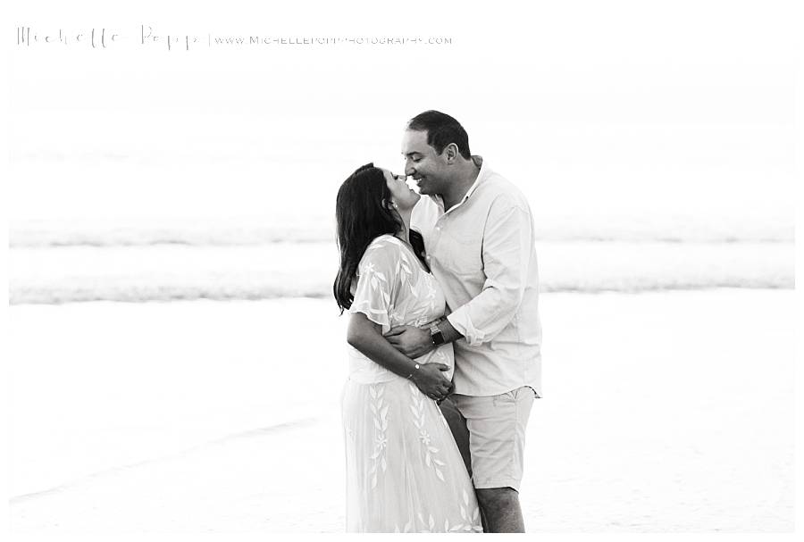 black and white of couple kissing on the beach