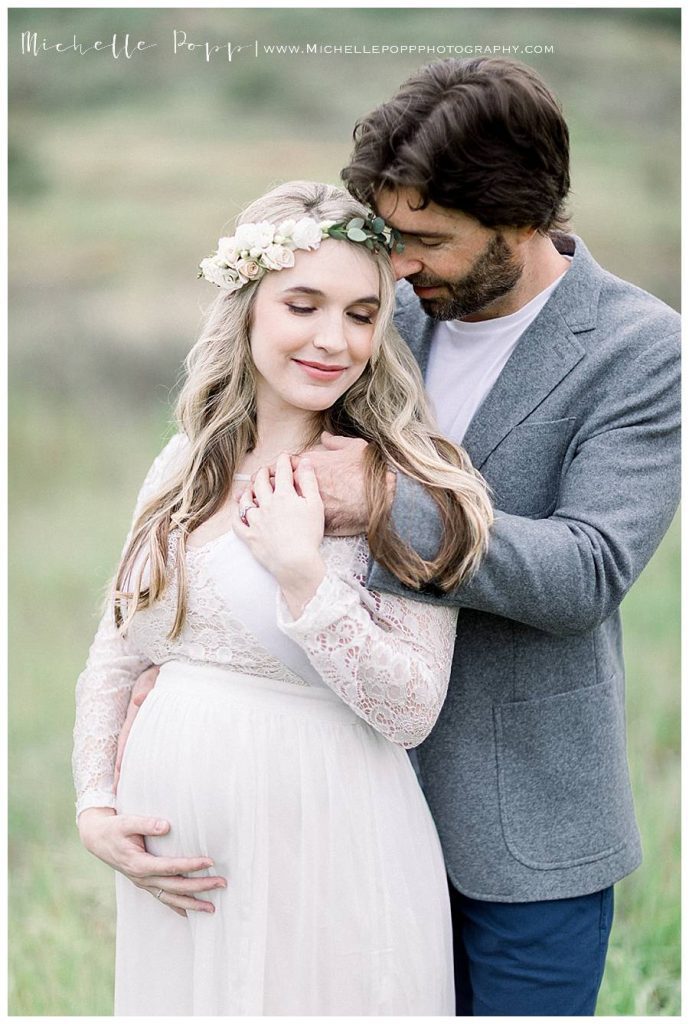 maternity photo of dad standing behind mom